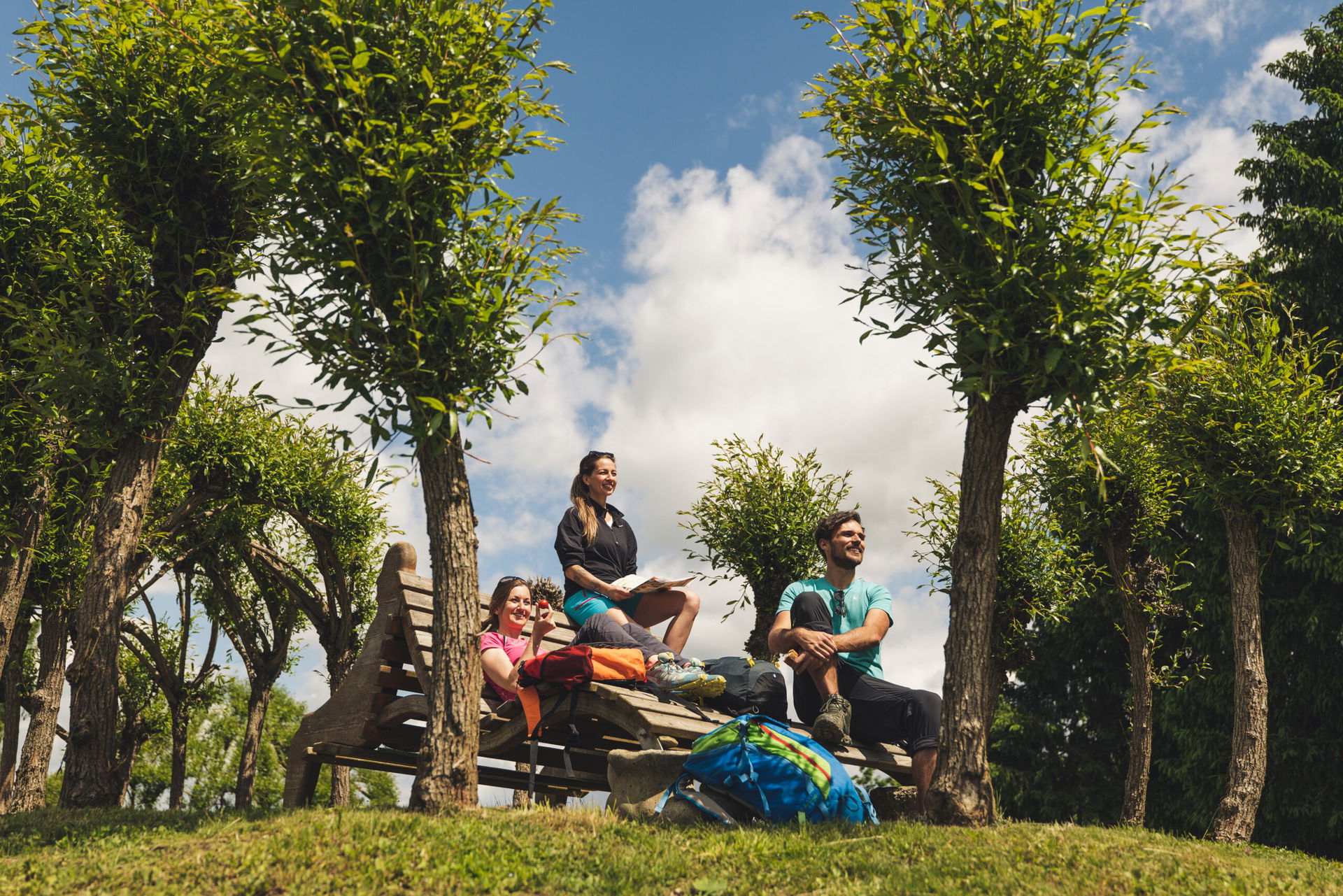 Wandern mit Freunden (c) Thermen- & Vulkanland | Bernhard Bergmann