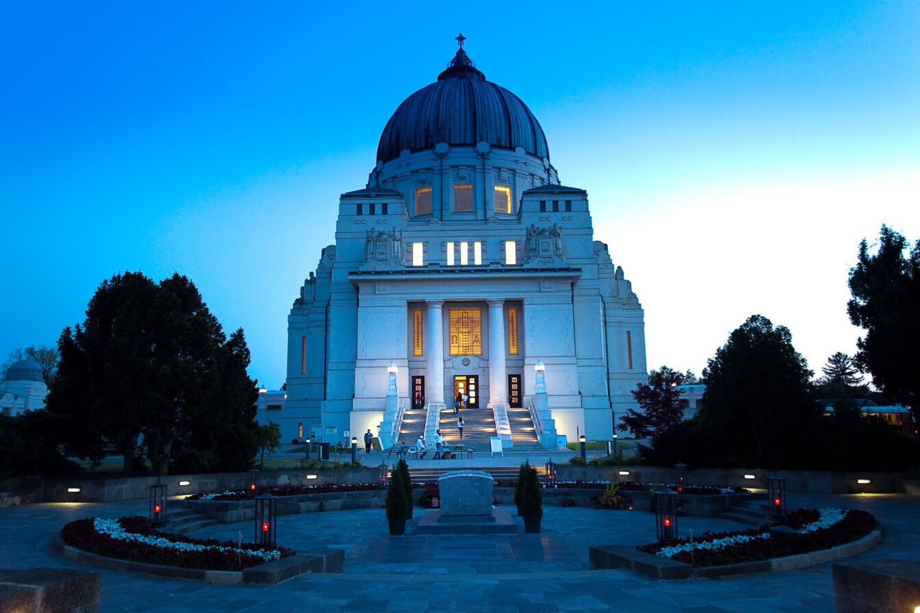 die Friedhofskirche zum Heiligen Borromäus am WIener Zentralfriedhof bei Abenddämmerung