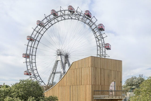 das Pratermuseum mit dem Wiener Riesenrad im Hintergrund