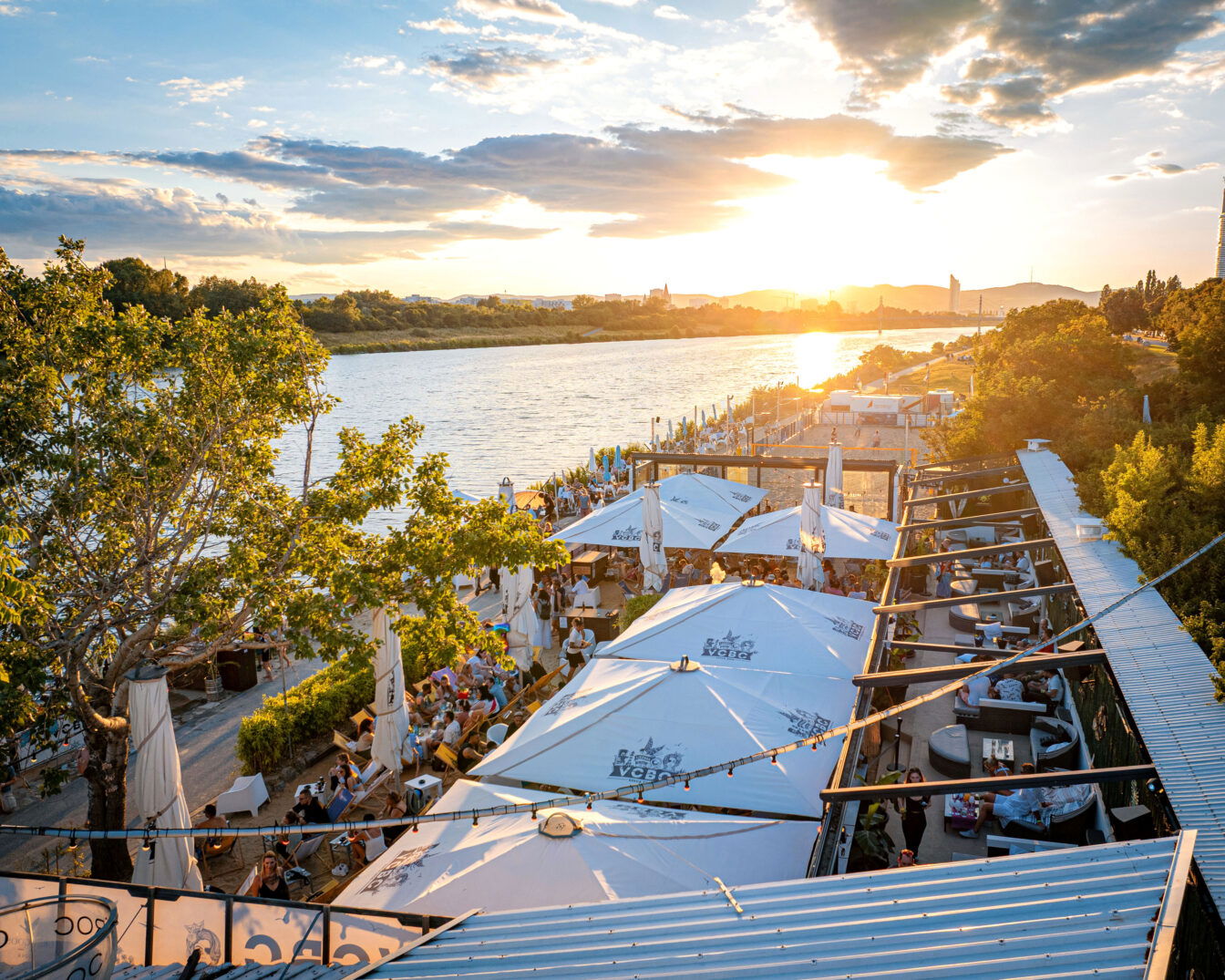 Blick auf den Vienna CIty Beach Club an der Neuen Donau in Wien