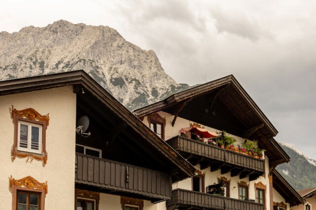 Bergpanorama mit bäuerlicher ländlicher Hütte im Vordergrund bei Schlechtwetter.