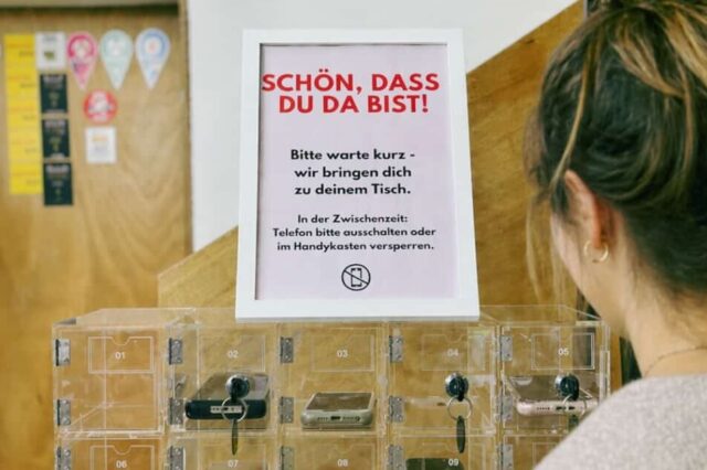 „Offline Oida" Digital Detox Pop Up Cafe im Lokal im Hof.