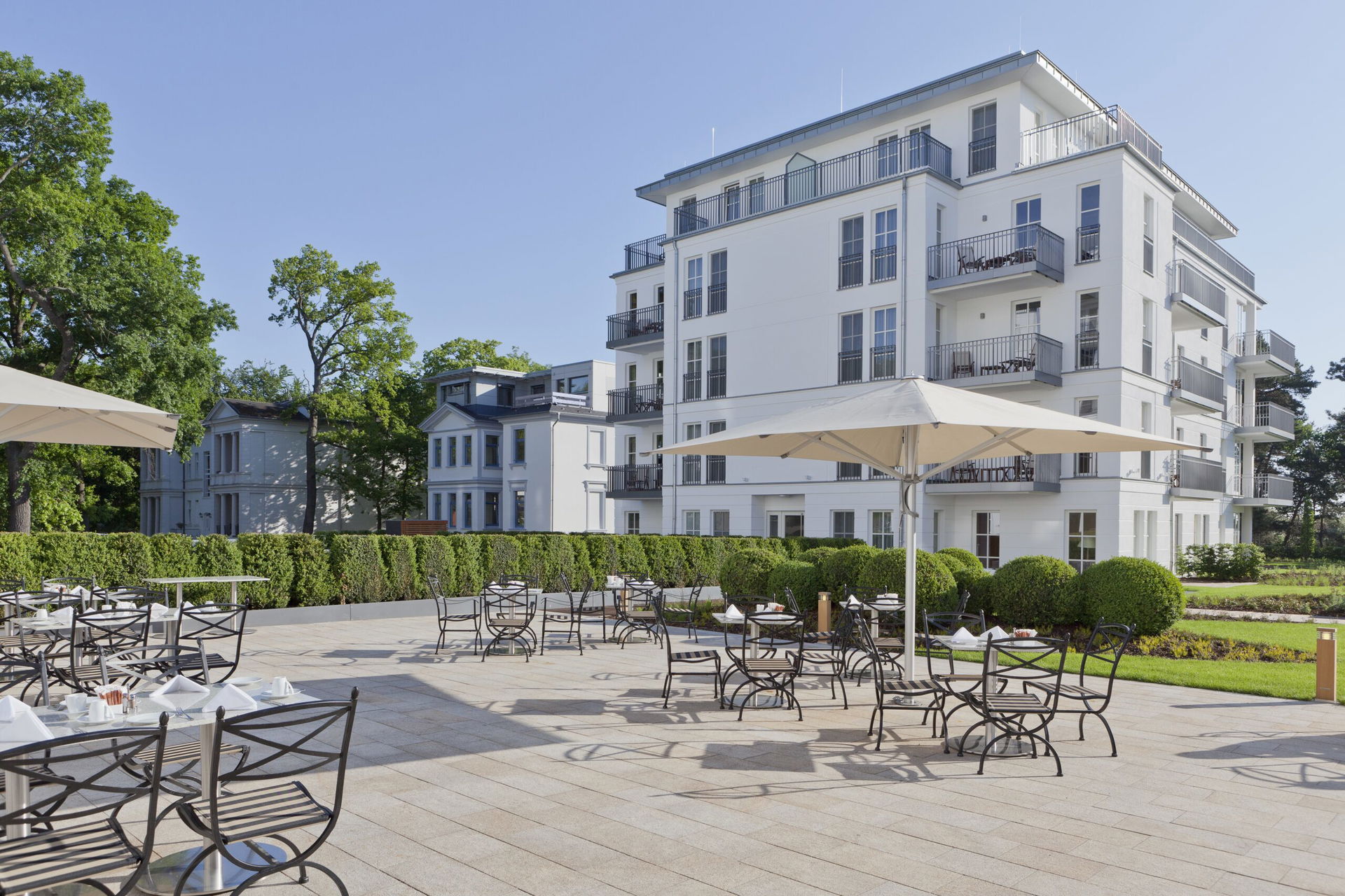 Terrasse und Außenansicht auf das Steigenberger Hotel in Heringsdorf