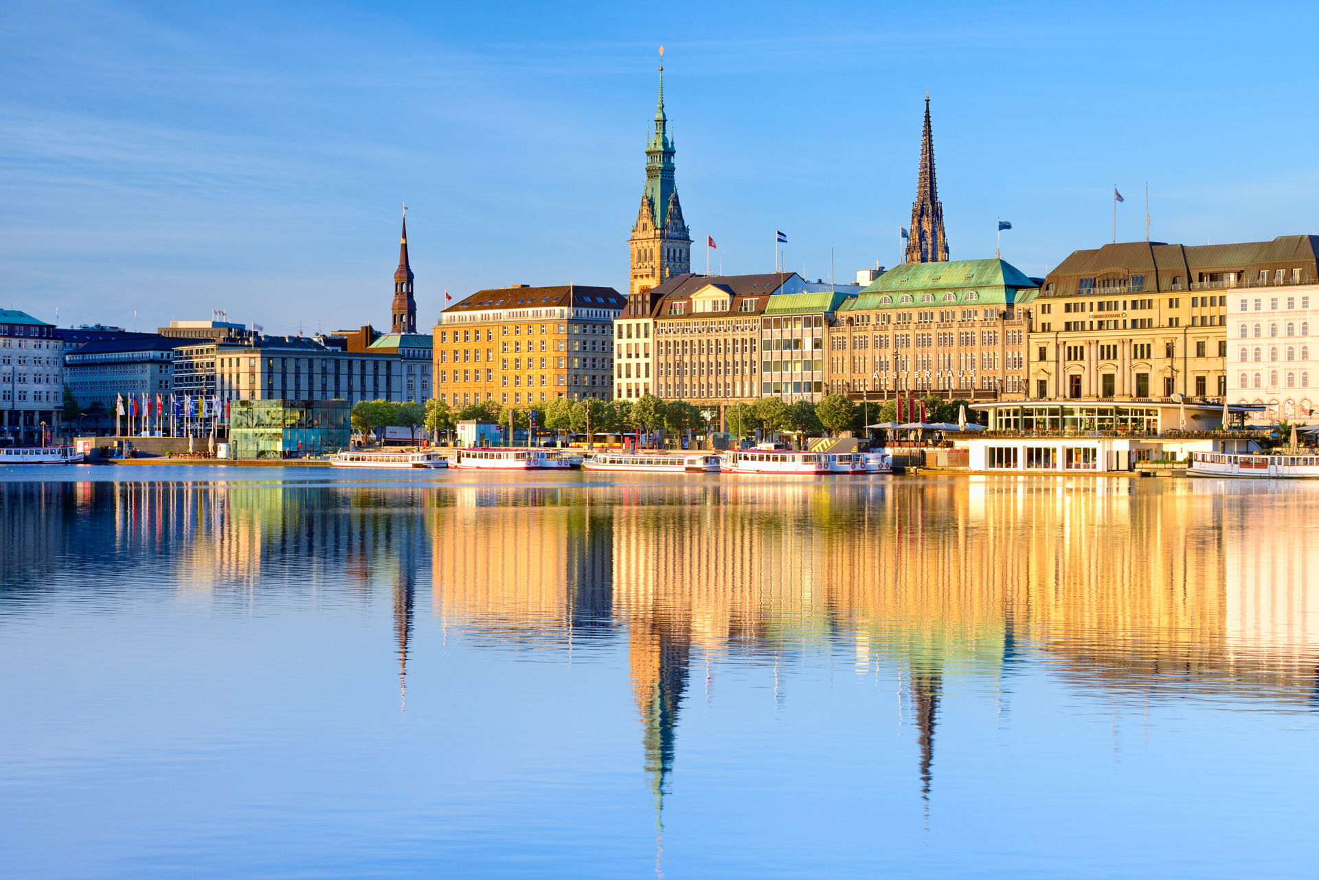 Blick auf die Binnenalster und Hamburger Architektur