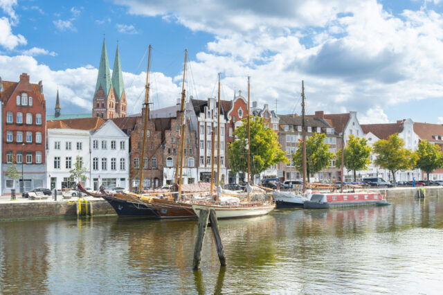 Blick auf die Altstadt Lübeck von der Trave aus