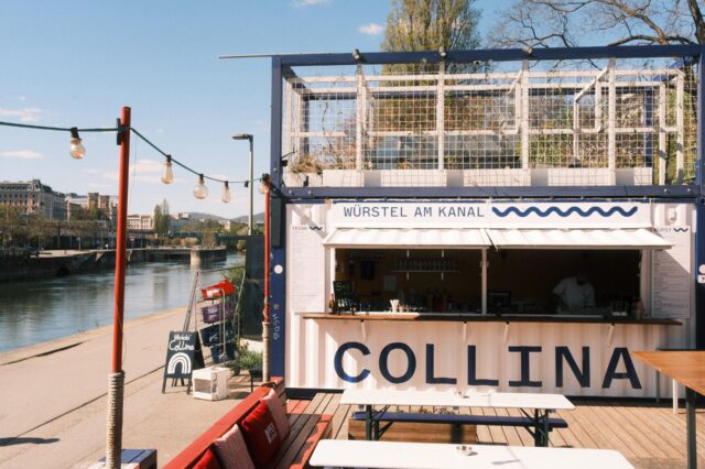 Blick auf den Würstelstand "Würstel am Kanal" vom Restaurant Collina am Berg am Donaukanal in Wien