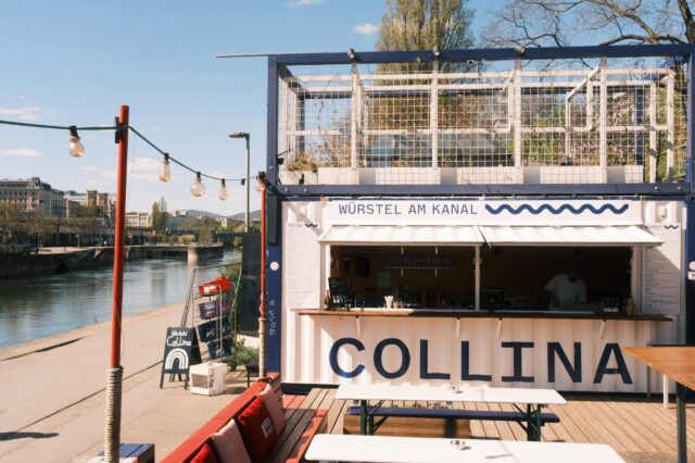 Blick auf den Würstelstand "Würstel am Kanal" vom Restaurant Collina am Berg am Donaukanal in Wien