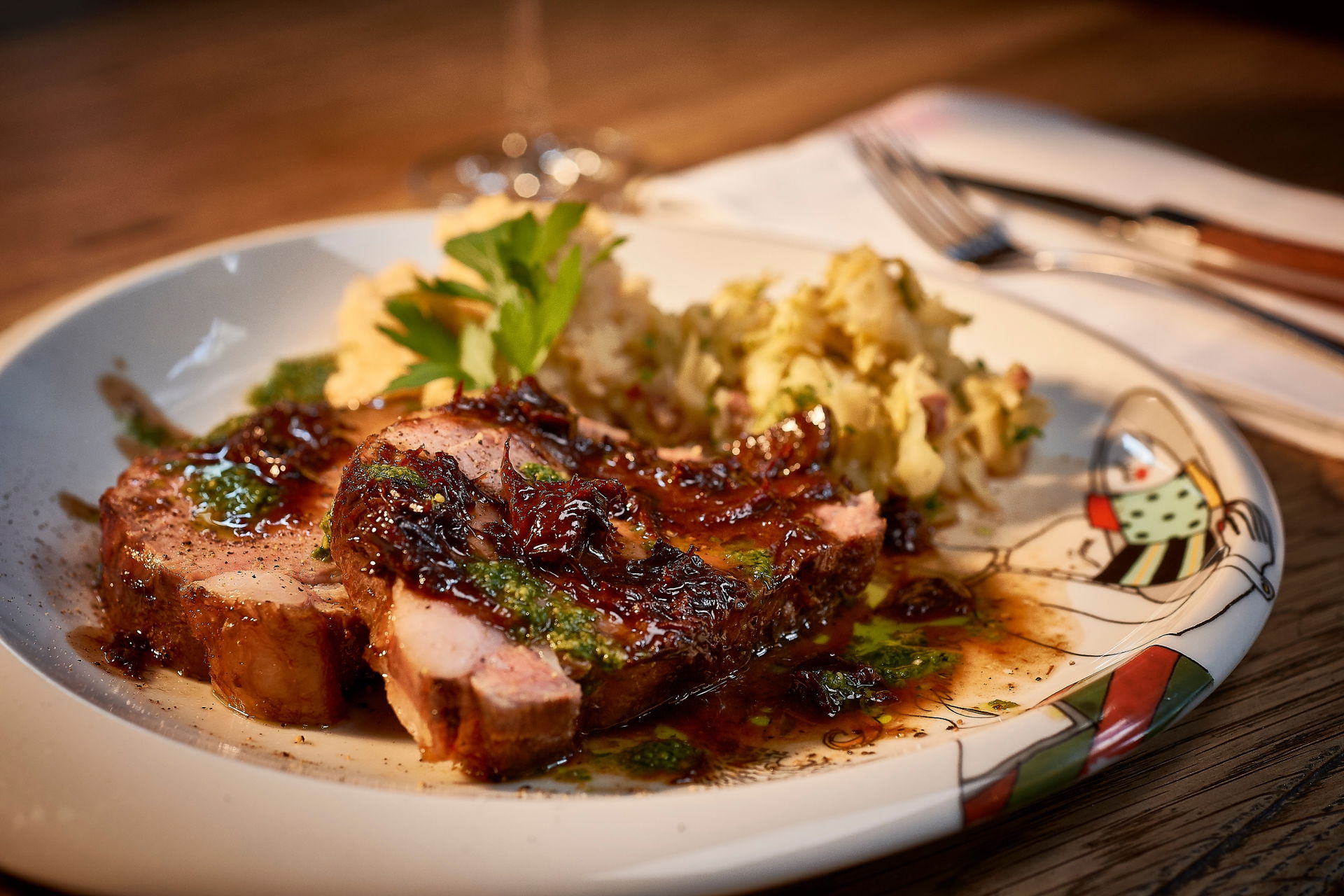 Ein Fleischgericht auf einem Teller der Strandhalle Binz 