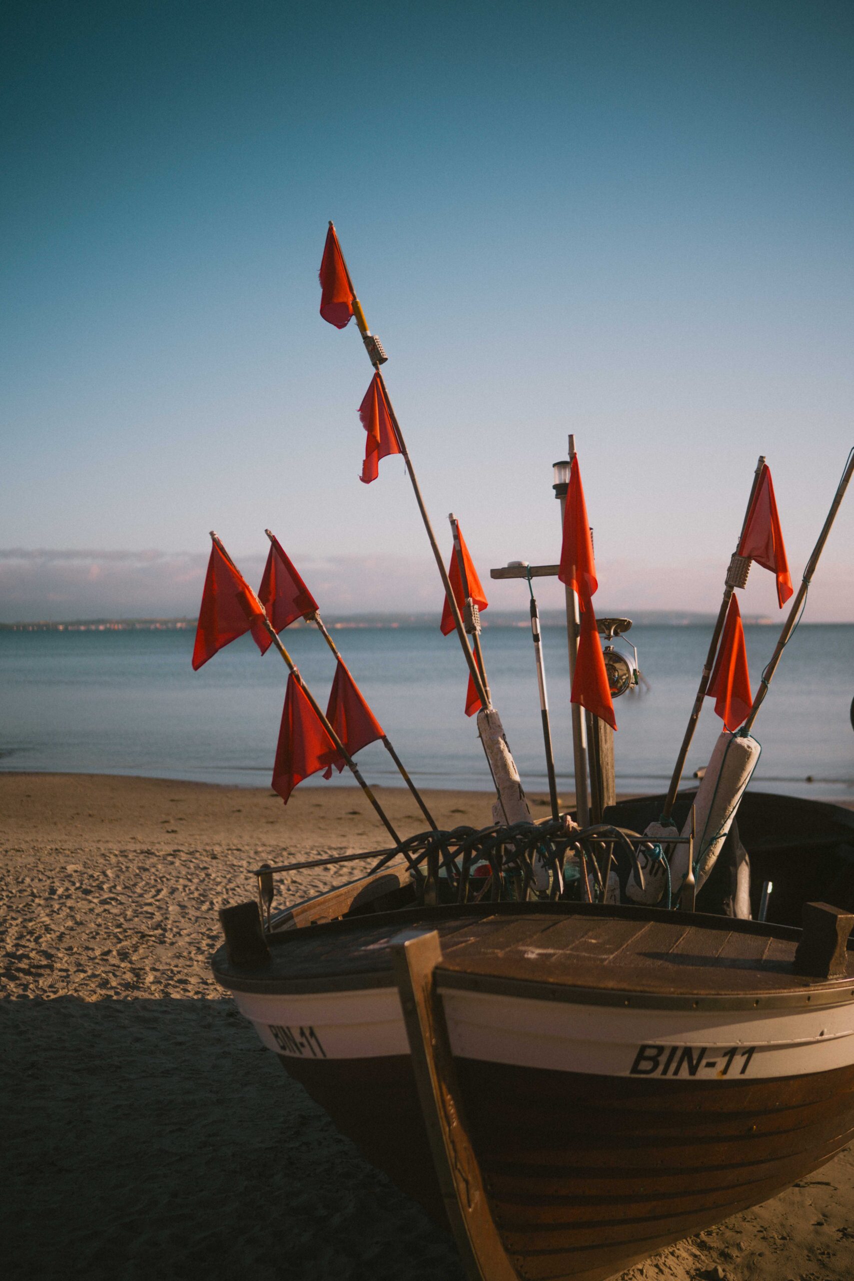 Ein Fischerboot am Strand angelegt, vor dem Meer in Binz 