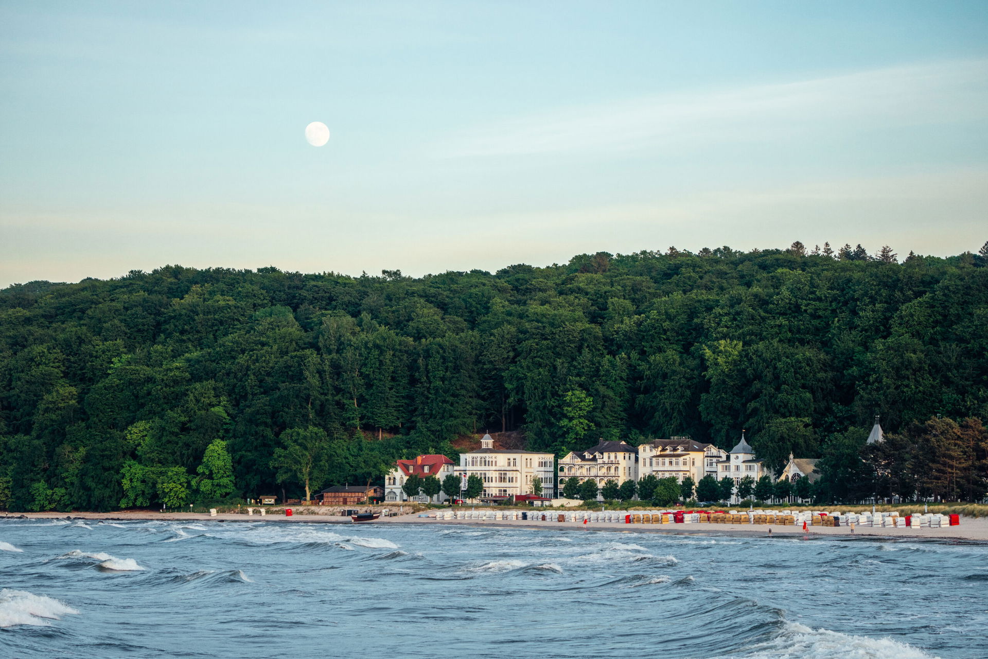 Binzer Bucht, Ansicht vom Meer auf die Küste 