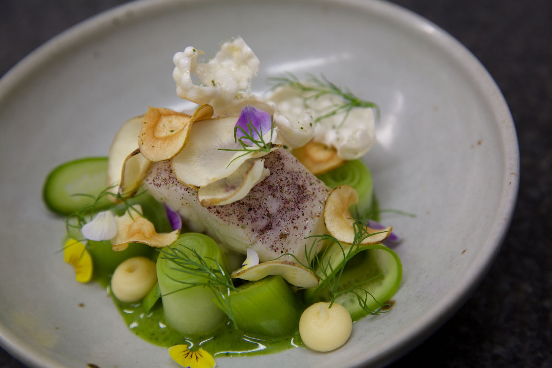 Ein Teller mit einem Fischgericht im Restaurant freustil in Binz 
