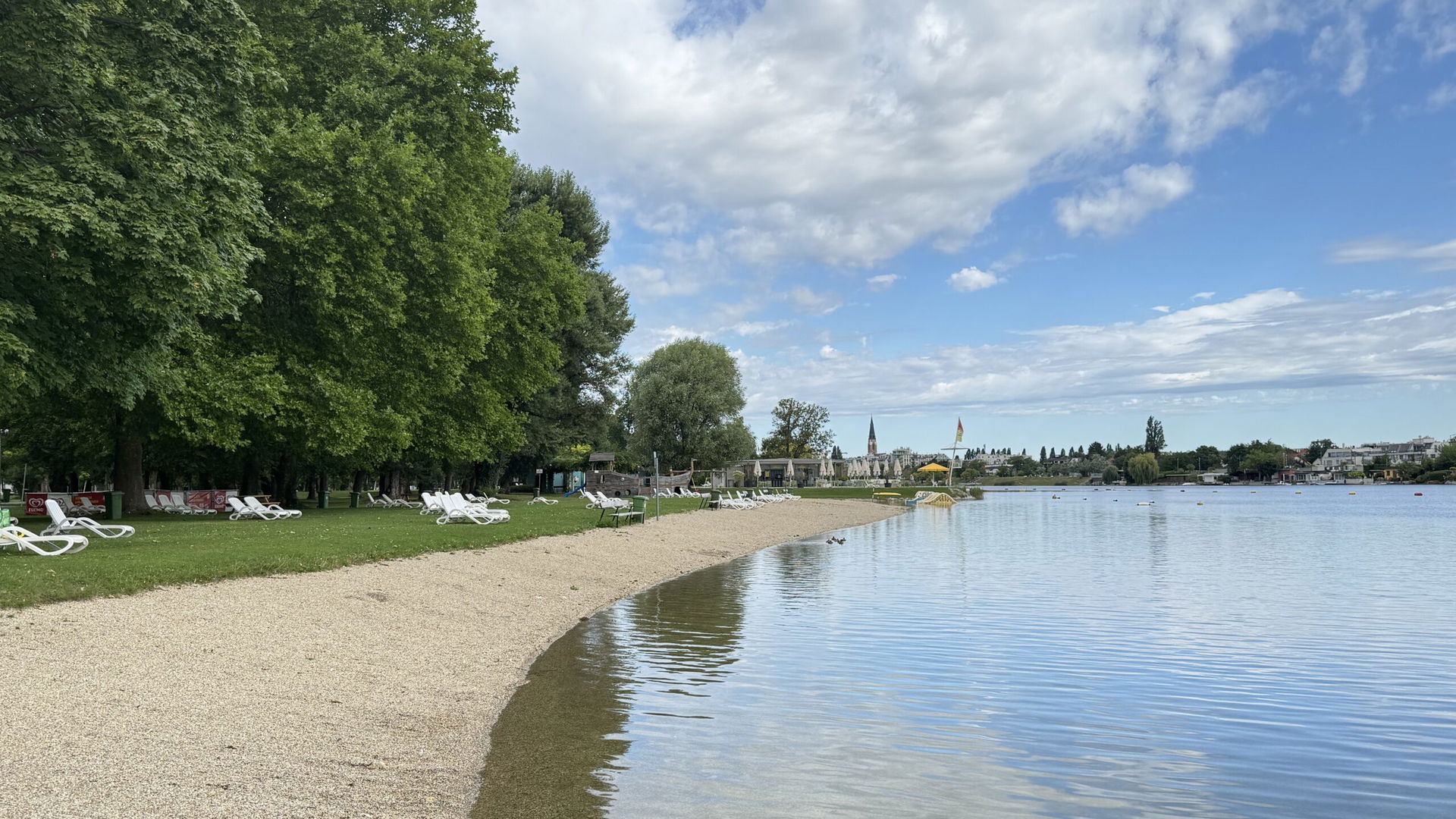 Bundesbad Alte Donau im Sommer mit Strand