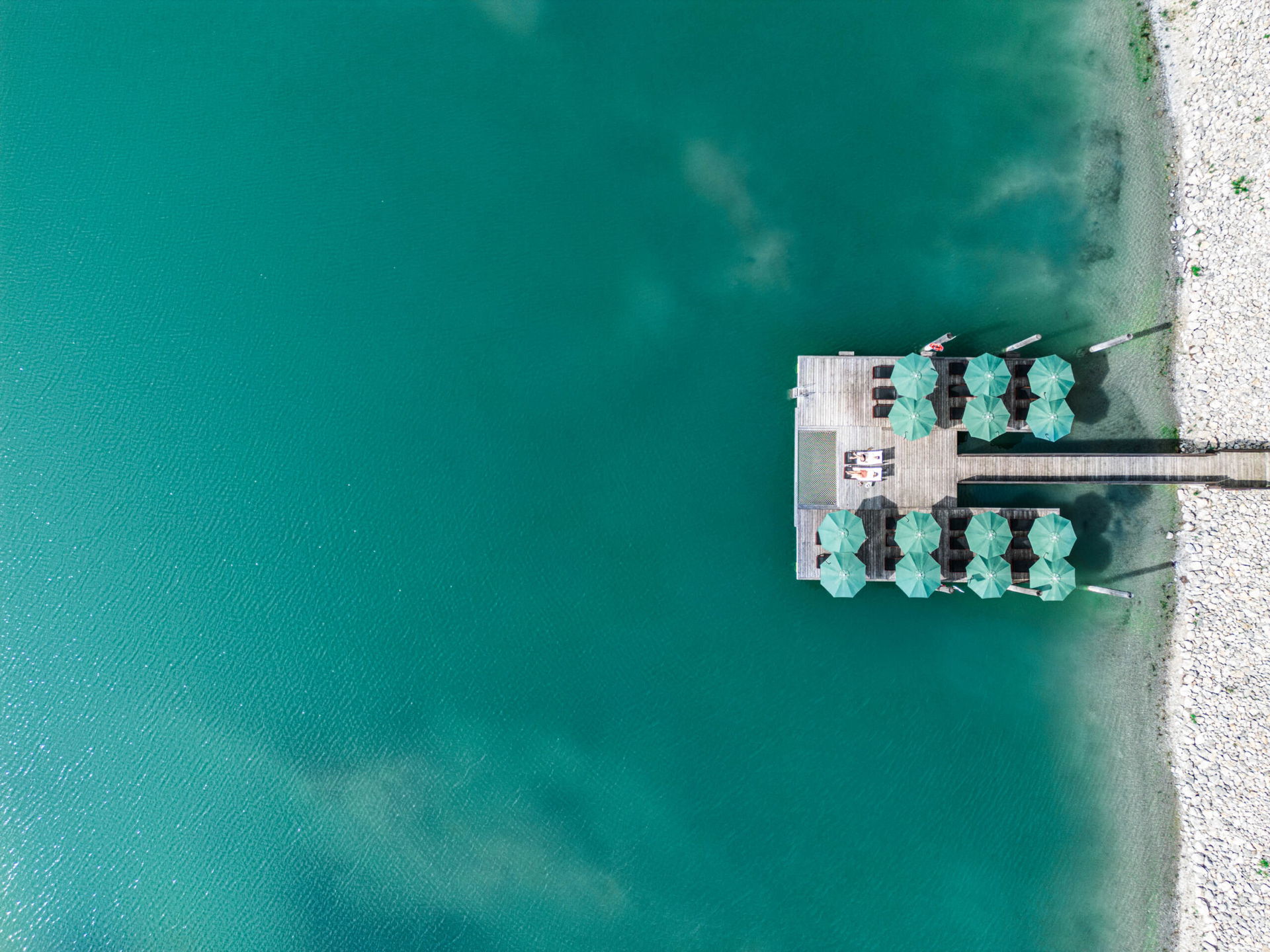 Drohnenbild vom Badesee der St. Martins Therme & Lodge