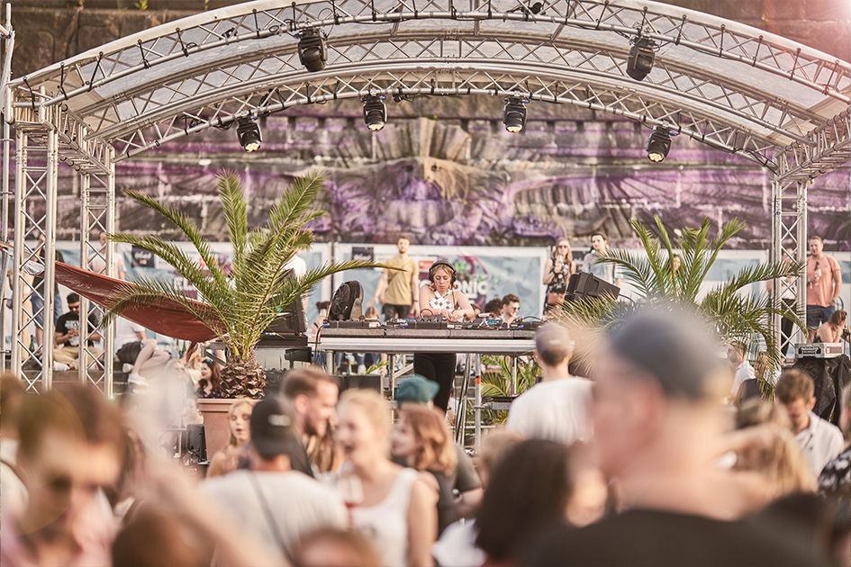 Eine DJ legt vor Publikum beim Electronic Wine in Koblenz in Rheinland Pfalz auf.