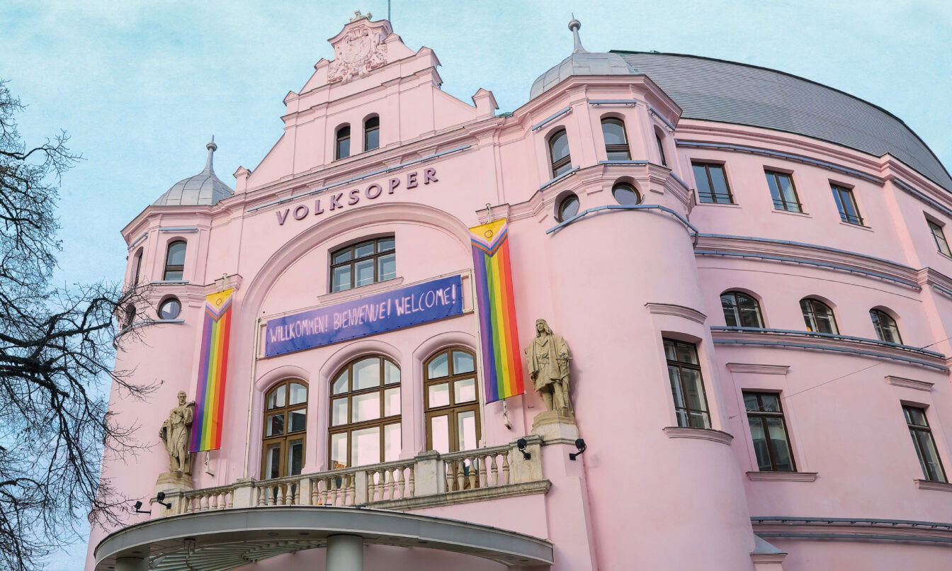 Die Wiener Volksoper mit Regenbogenfahnen über dem Eingang: In der ESC-Woche finden an 3 Terminen Sangalongs statt, 1090