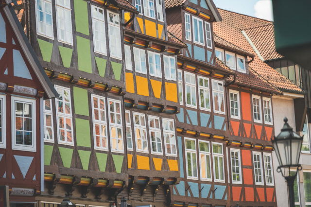 Bunte Fachwerk-Häuserfasaden in der Stadt Celle