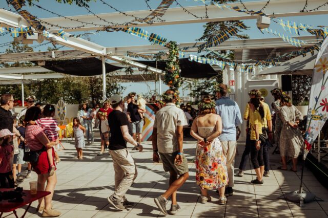 Menschen feiern auf der sommerlichen Dachterrasse am Rooftop von Ikea am Westbahnhof in Wien