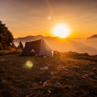 Campingzelt mit Sonnenuntergang