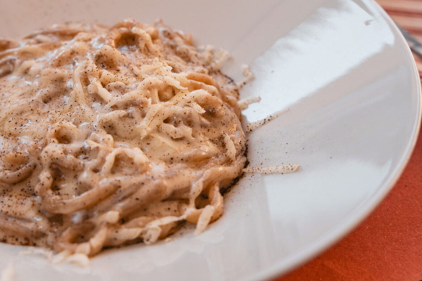Ein Teller Pici Cacio e Pepe im Blend Restaurant in Lucca.