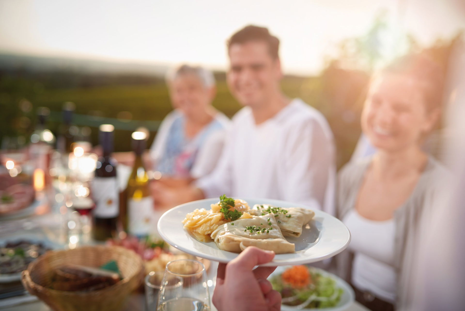 Personen essen Maultaschen in Stuttgart