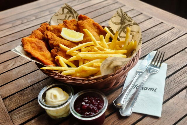 Schnitzel mit Pommes vom Restaurant Monami