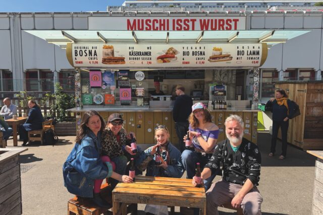 Talia von Wiener Würstelstand, Sophie von Muschicraft, Danyela mit Y, Dj WIFI und Mike Lanner sitzen vor dem Wiener Würstelstand Spittelau