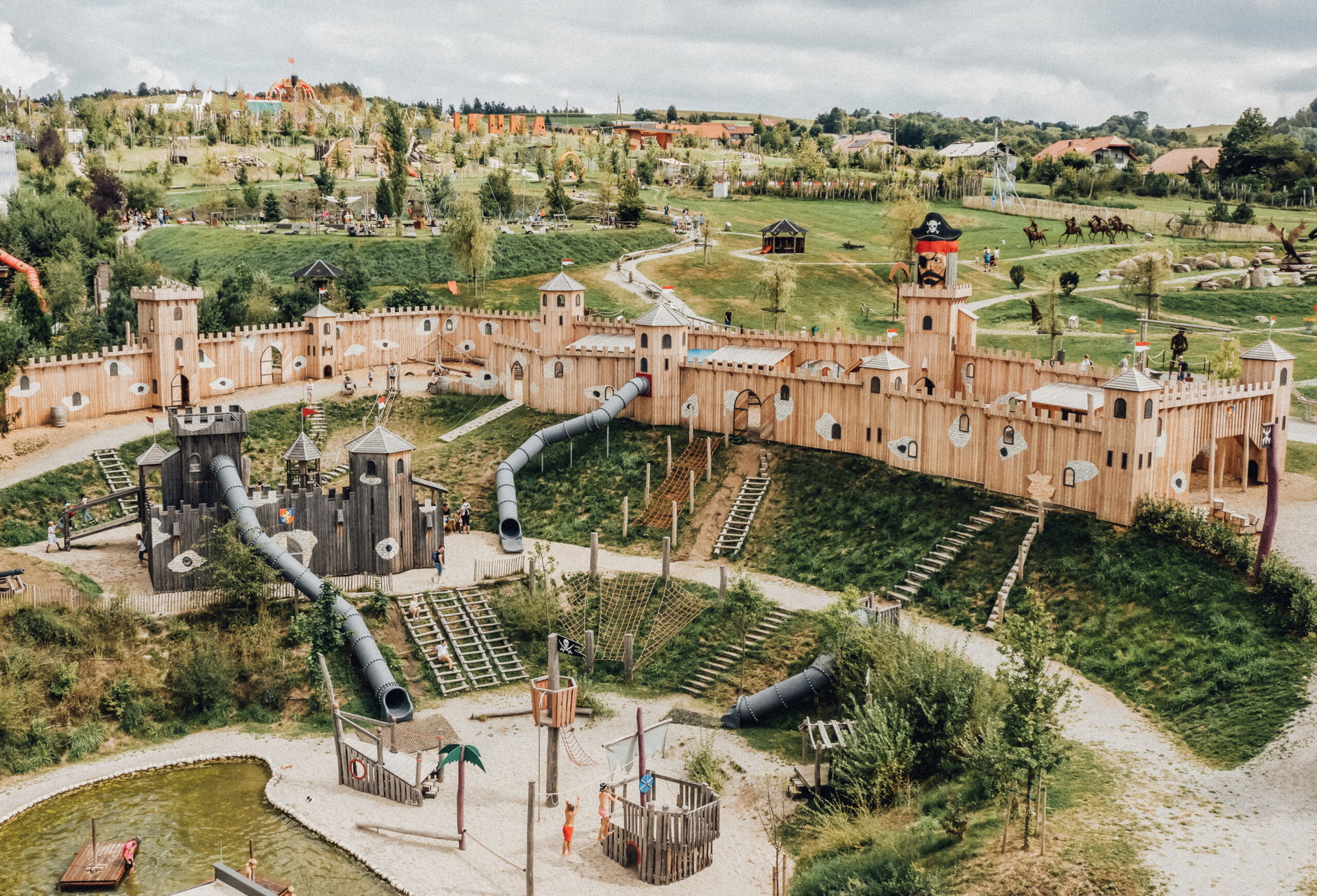 Nachbau einer Piratenküste im Naturerlebnispark IKUNA Naturresort GmbH in Oberösterreich entlang der Radroute rund um den Donauradweg. 
