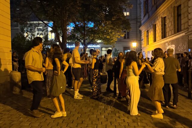 Menschen tanzen auf den Straßen bei Neubau tanzt im 7. Bezirk in Wien