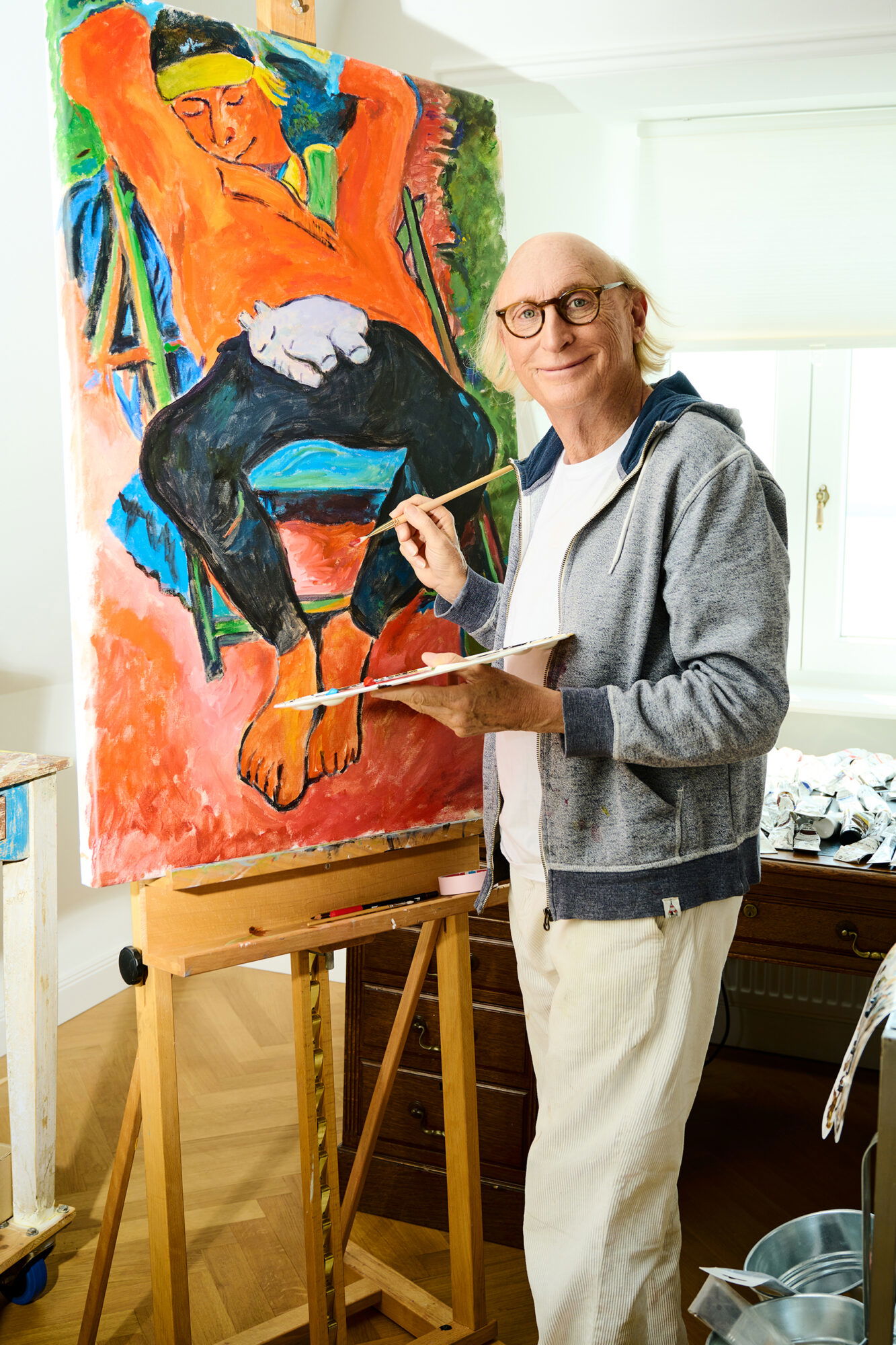 Otto Waalkes vor einer Staffelei in seinem Aterlier beim Malen