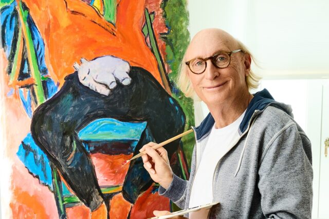 Otto Waalkes steht vor einer Staffelei in seinem Atelier