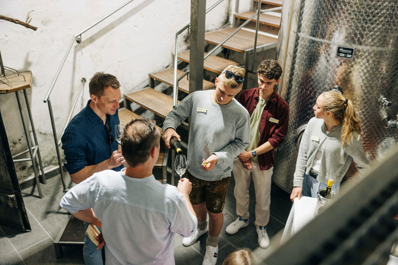 ein Winzer schenkt bei einer Verkostung bei Tour den Vin Wein in ein Glas