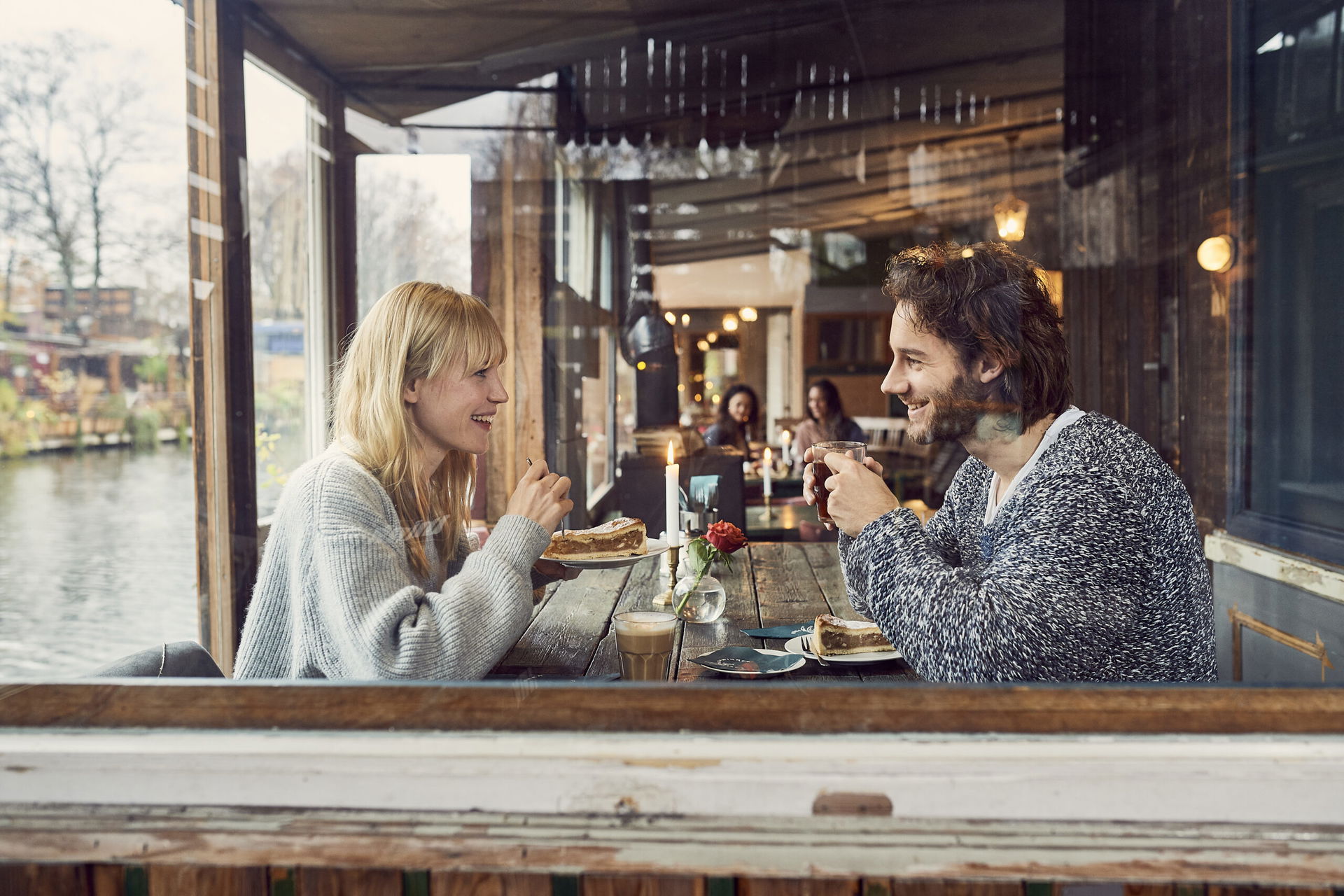 Pärchen sitzt in Cafe in Berlin