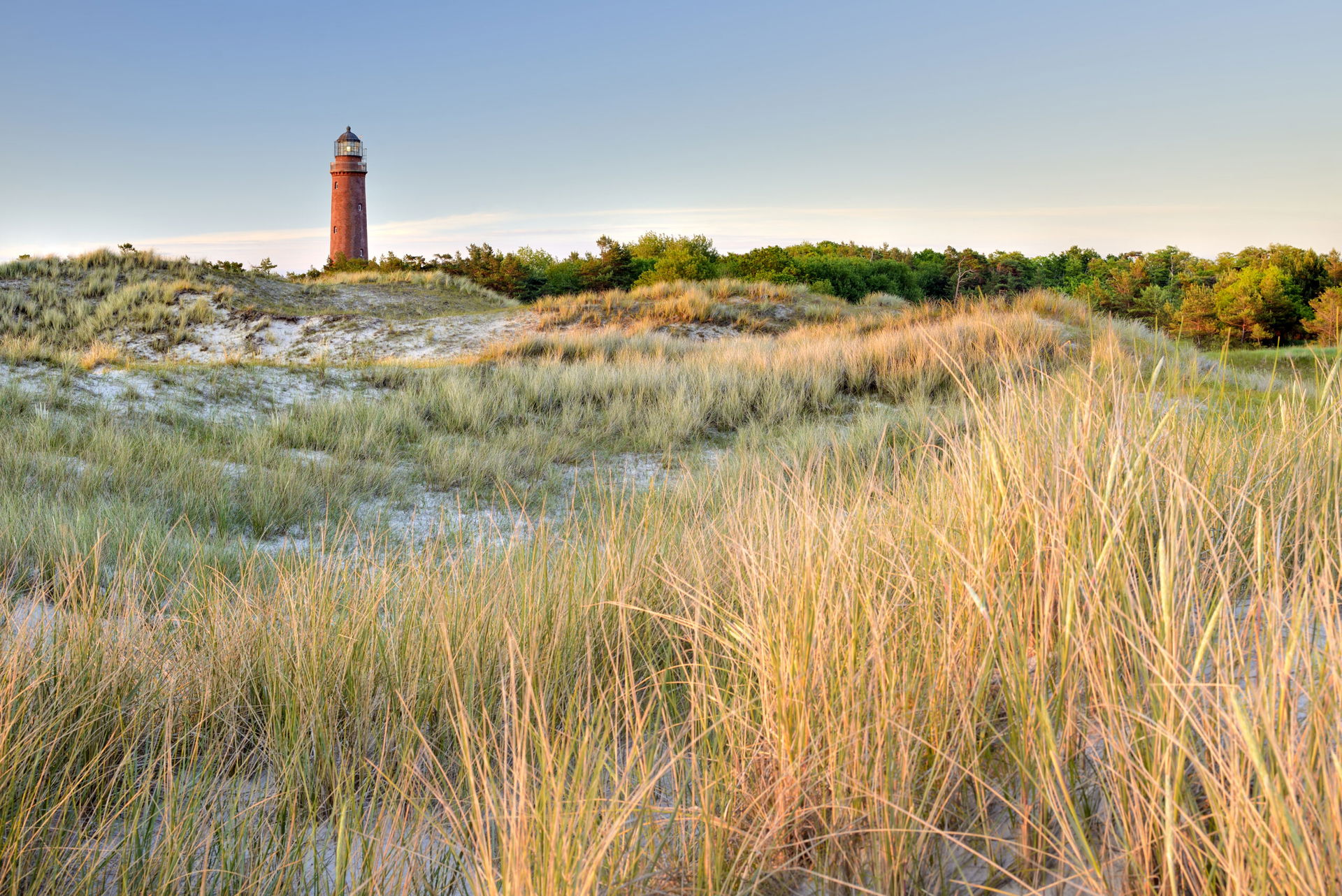 Dünen an der Ostsee, Meer, Wälder und weißer Strand in Zingst mit einem Leuchtturm. 