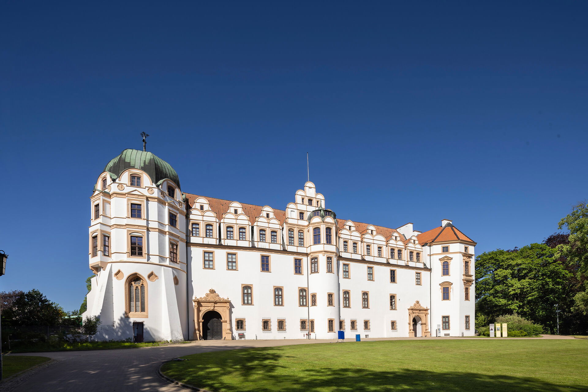 Das Residenzschloss in der Stadt Celle. Blauer Himmel und ein prächtiges Schloss in weißer Farbe. 