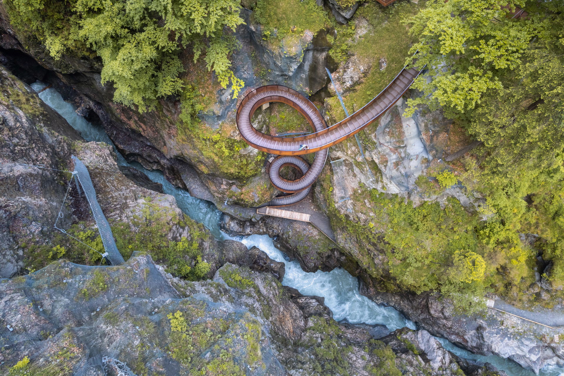Blick von oben auf die Wendeltreppe Helix in der Liechtensteinklamm in St. Johann in Salzburg