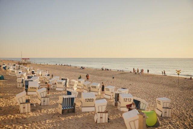 Sommerabend auf Sylt am Strand mit Menschen und Strandkörben
