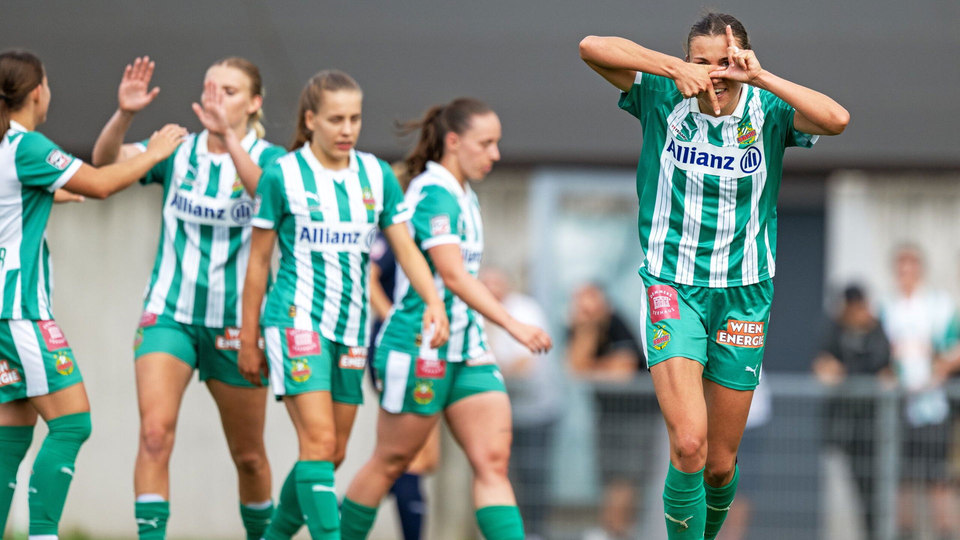 Frauenmannschaft des SK Rapid auf dem Spielfeld