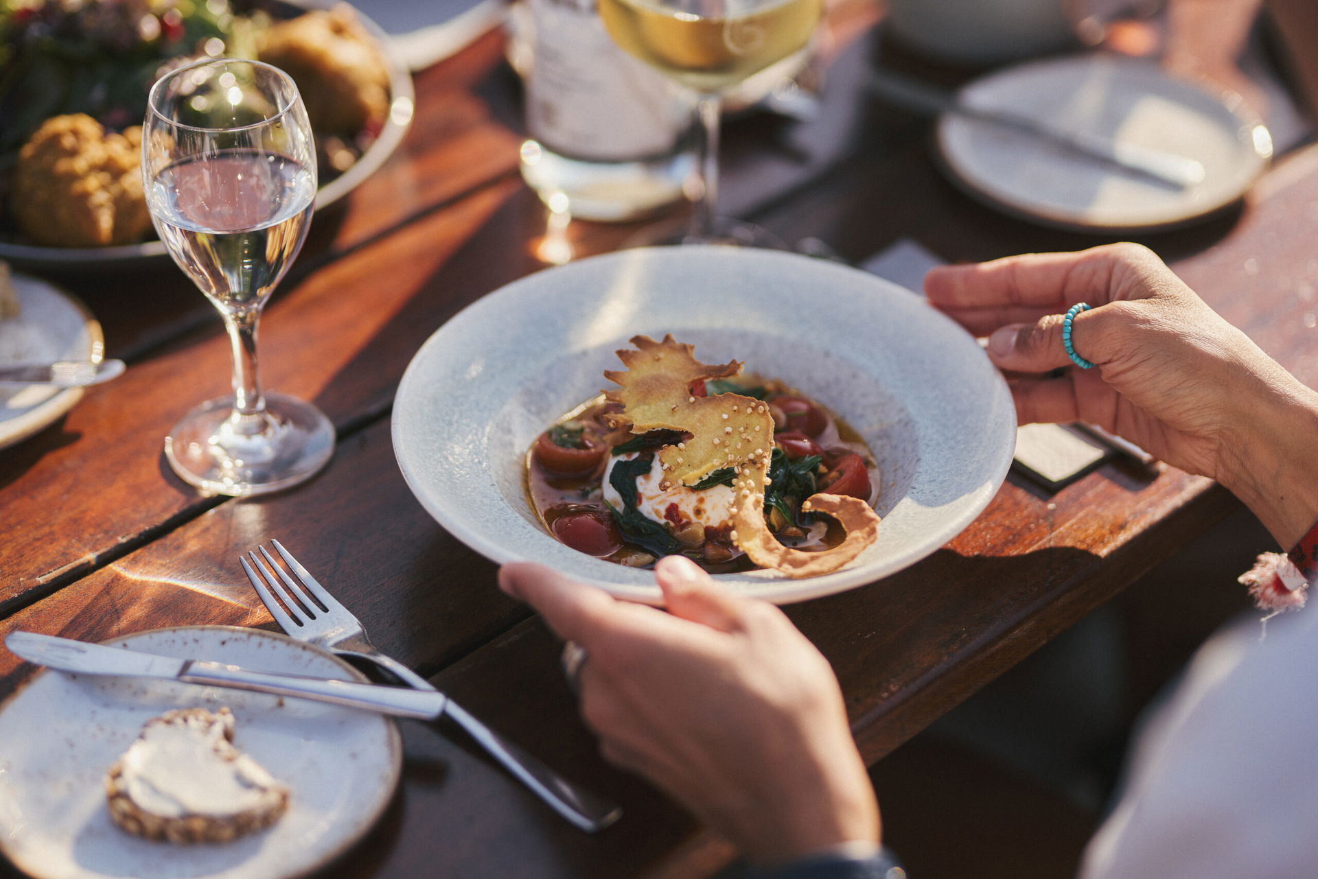 Teller mit Essen im Freien