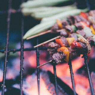 Spieße am Grill mit Fleisch und Gemüse