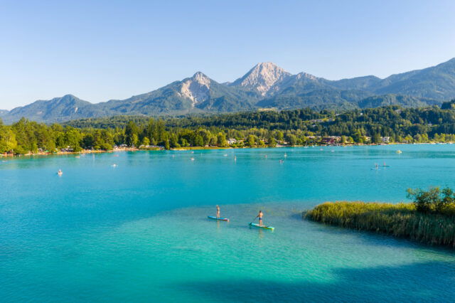 Stand-up-Paddler am Faaker See im Sommer