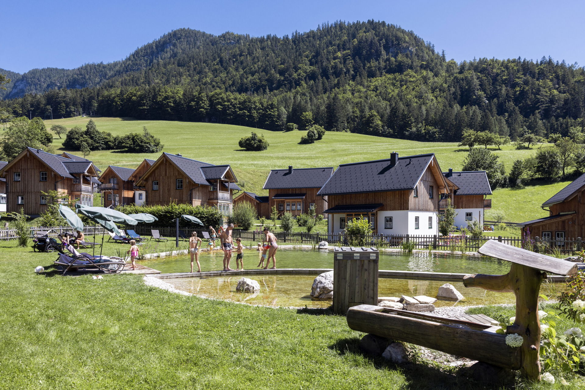 Narzissendorf Zloan mit Teich