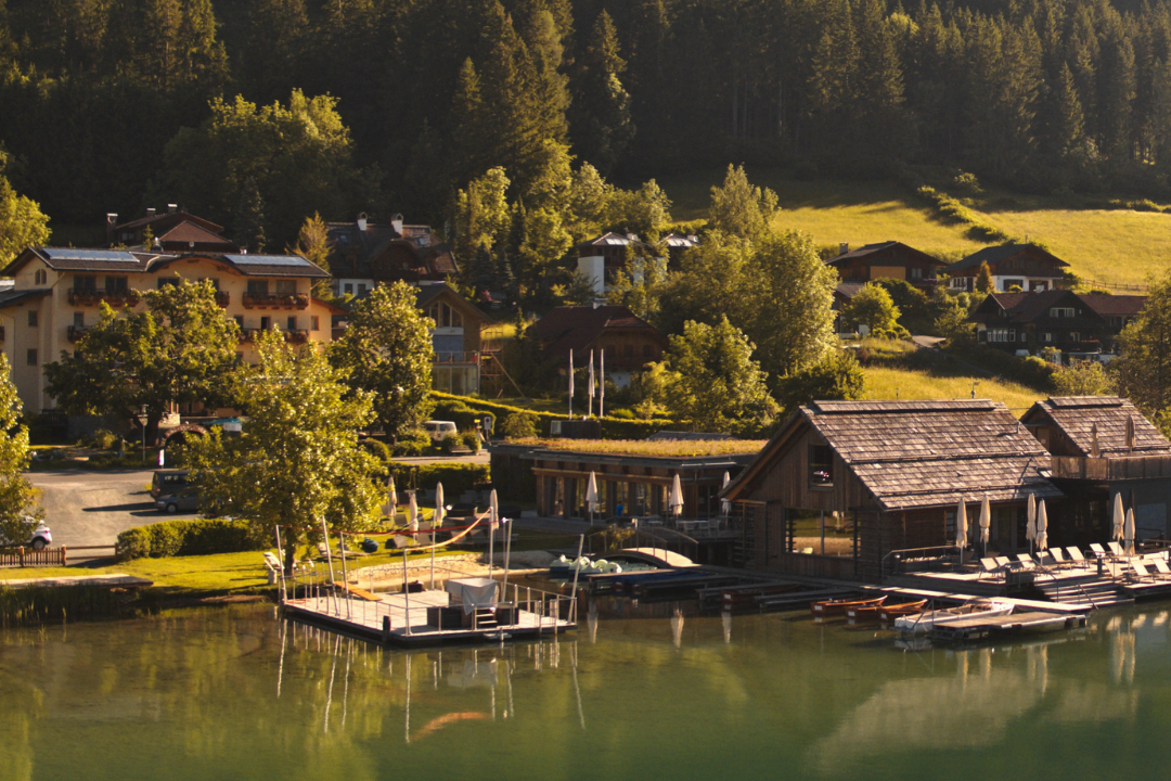 Strandhotel am Weissensee im Sommer.