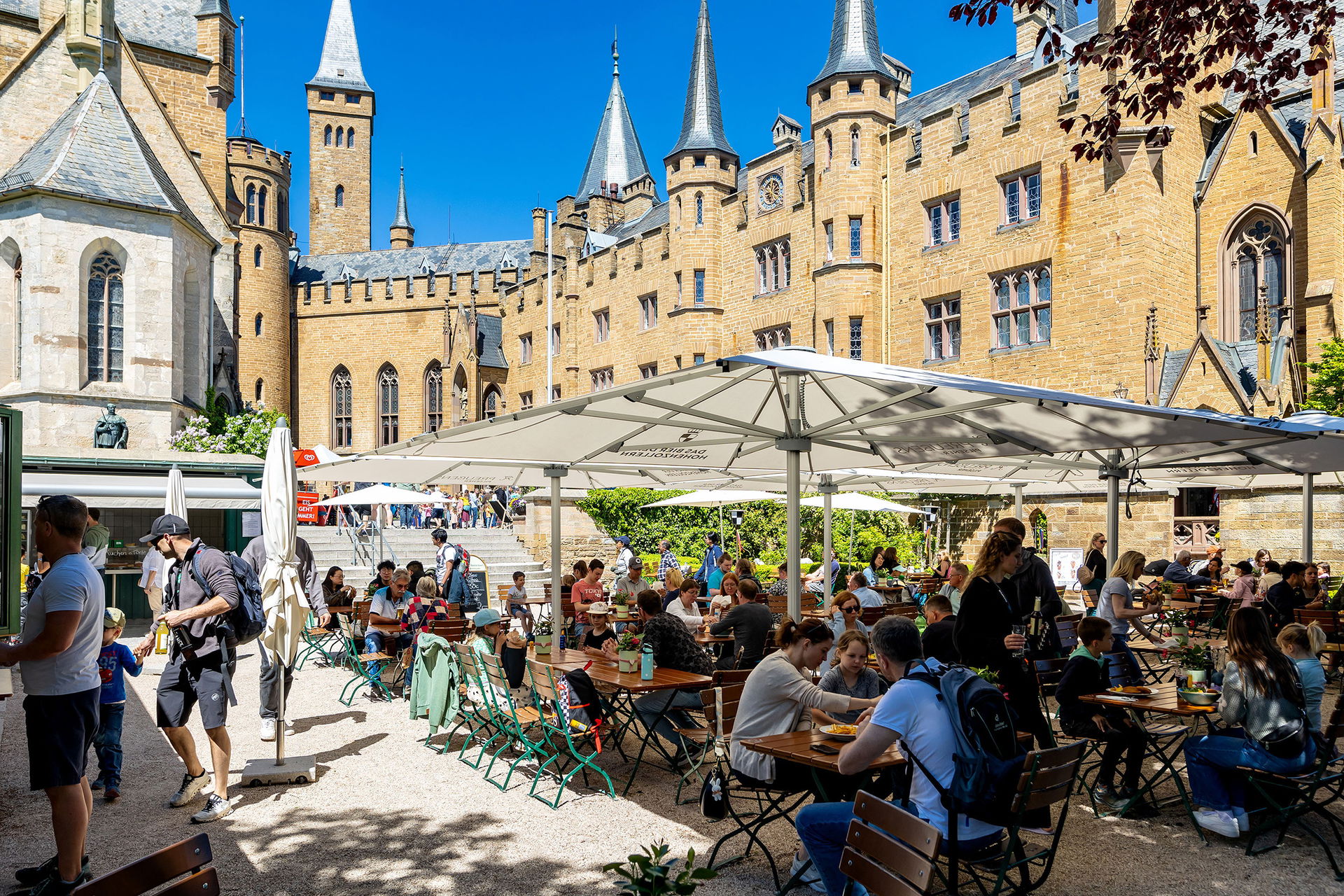 Biergarten mit vielen Menschen auf der Burg Hohenzollern in Baden-Württemberg 
