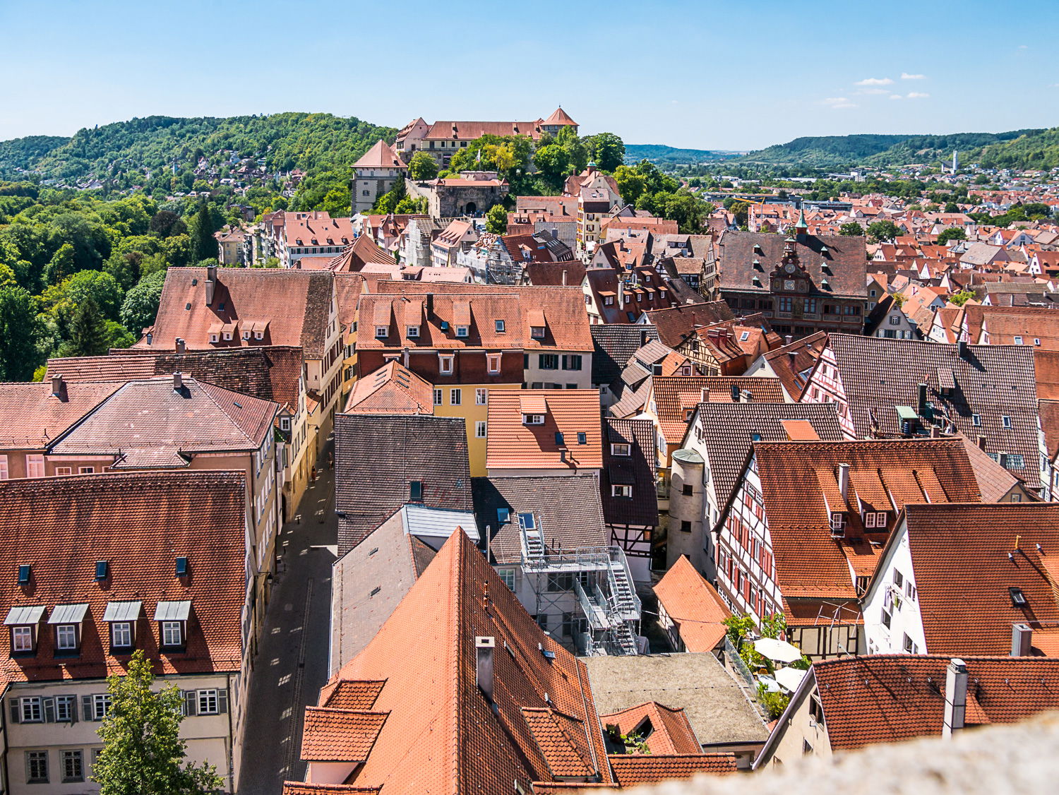 Die Altstadt von Tübingen mit Blick auf das Schloss Hohentübingen im Hintergrund.