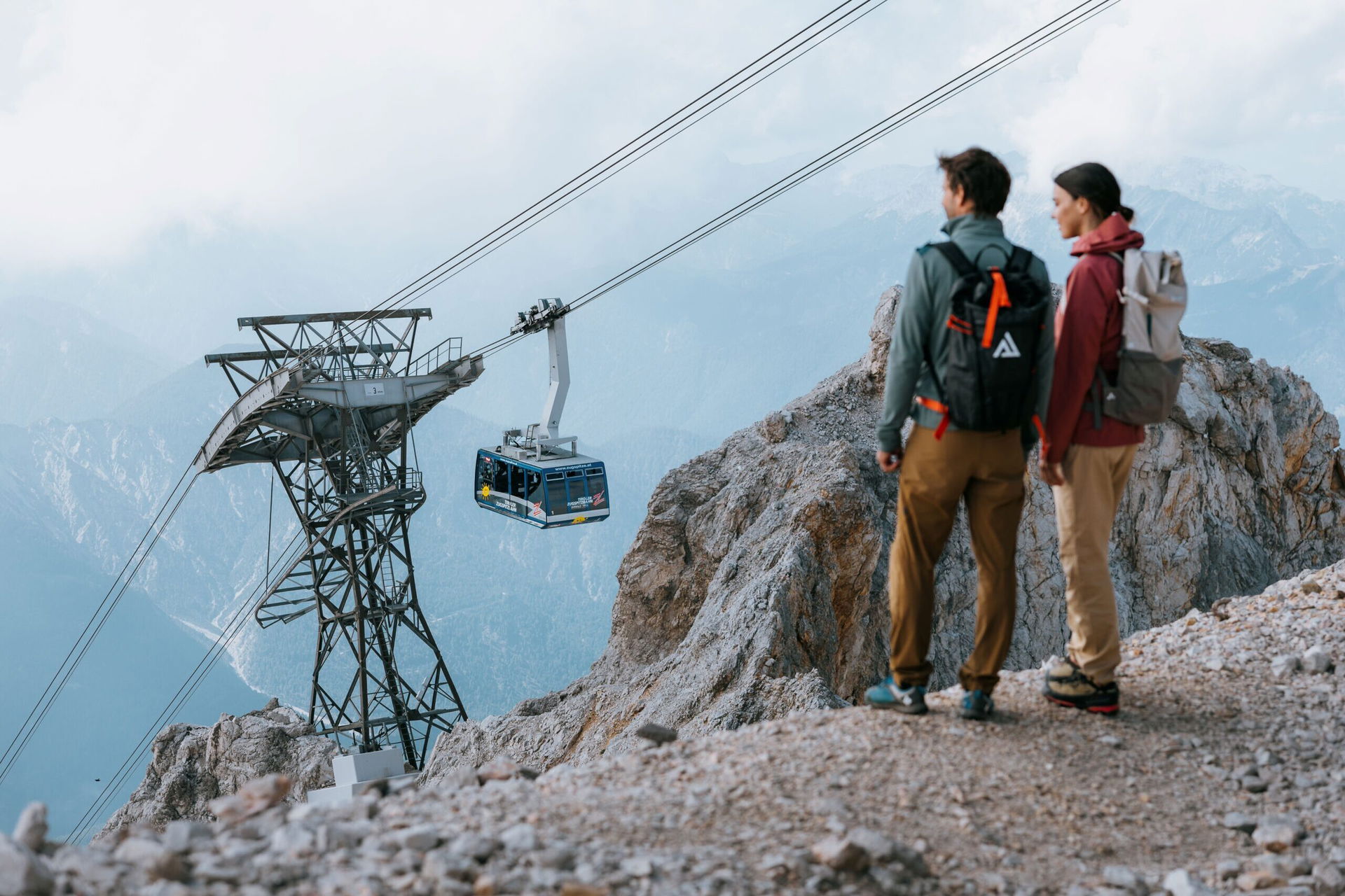 Mit der Eröffnung der „Österreichischen Zugspitzbahn“ im Jahr 1926, aus der 1958 die „Tiroler Zugspitzbahn“ wurde, begann als zweite Seilbahn Österreichs und erste Nordtirols die Geschichte des modernen Seilbahnbaus in den Alpen. Was damals eine technische Pionierleistung war, ist heute ein zentraler Impulsgeber für Tourismus und Wirtschaft.