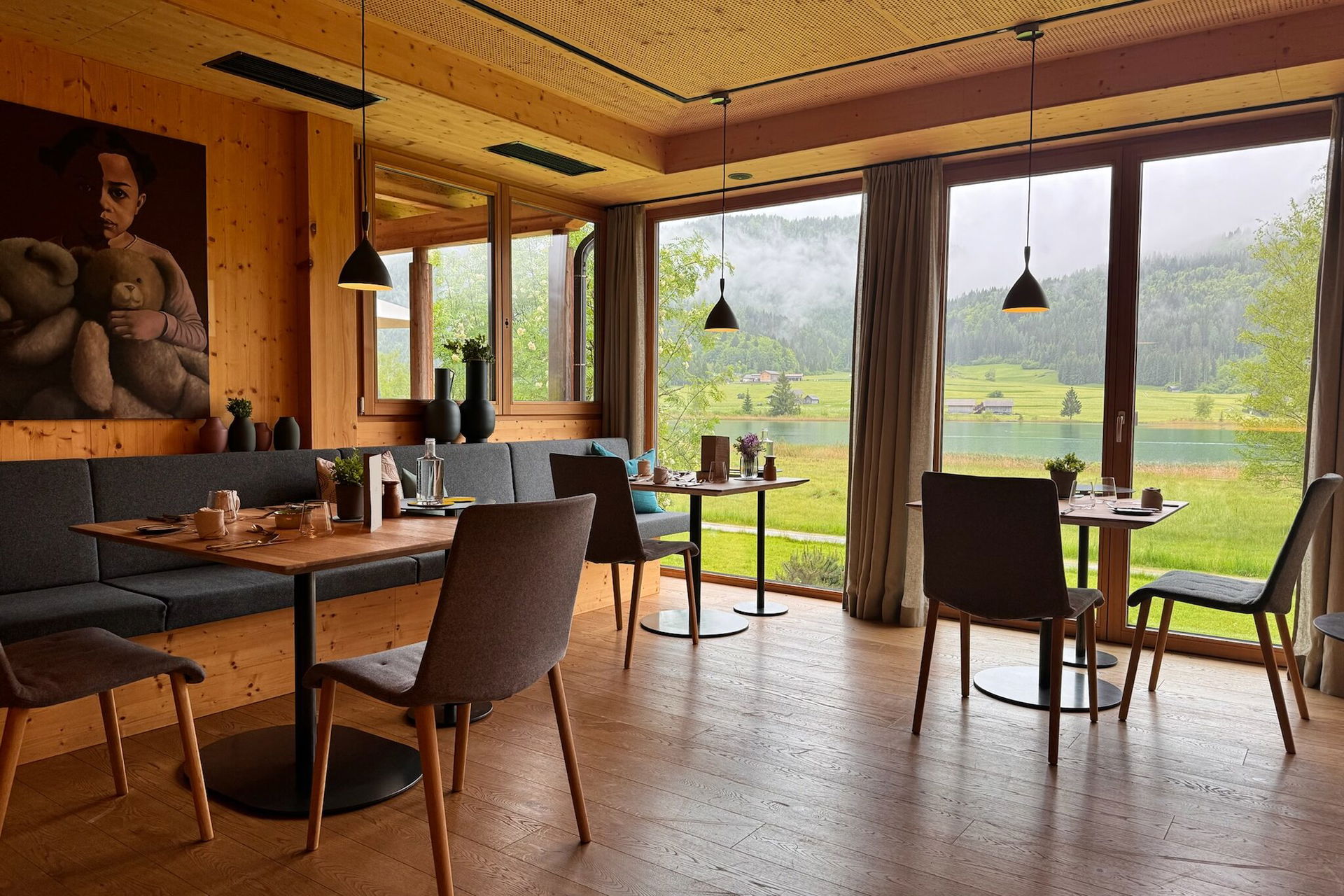 Genießerhotel die Forelle am Weissensee Gastraum mit Blick auf den See 