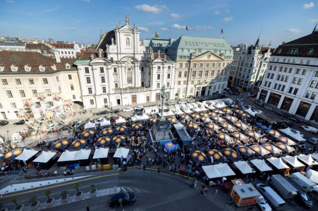 Food-Stände, Wein, musikalisches Programm beim Burgenland Kul(t)inarium 2025 in Wien.