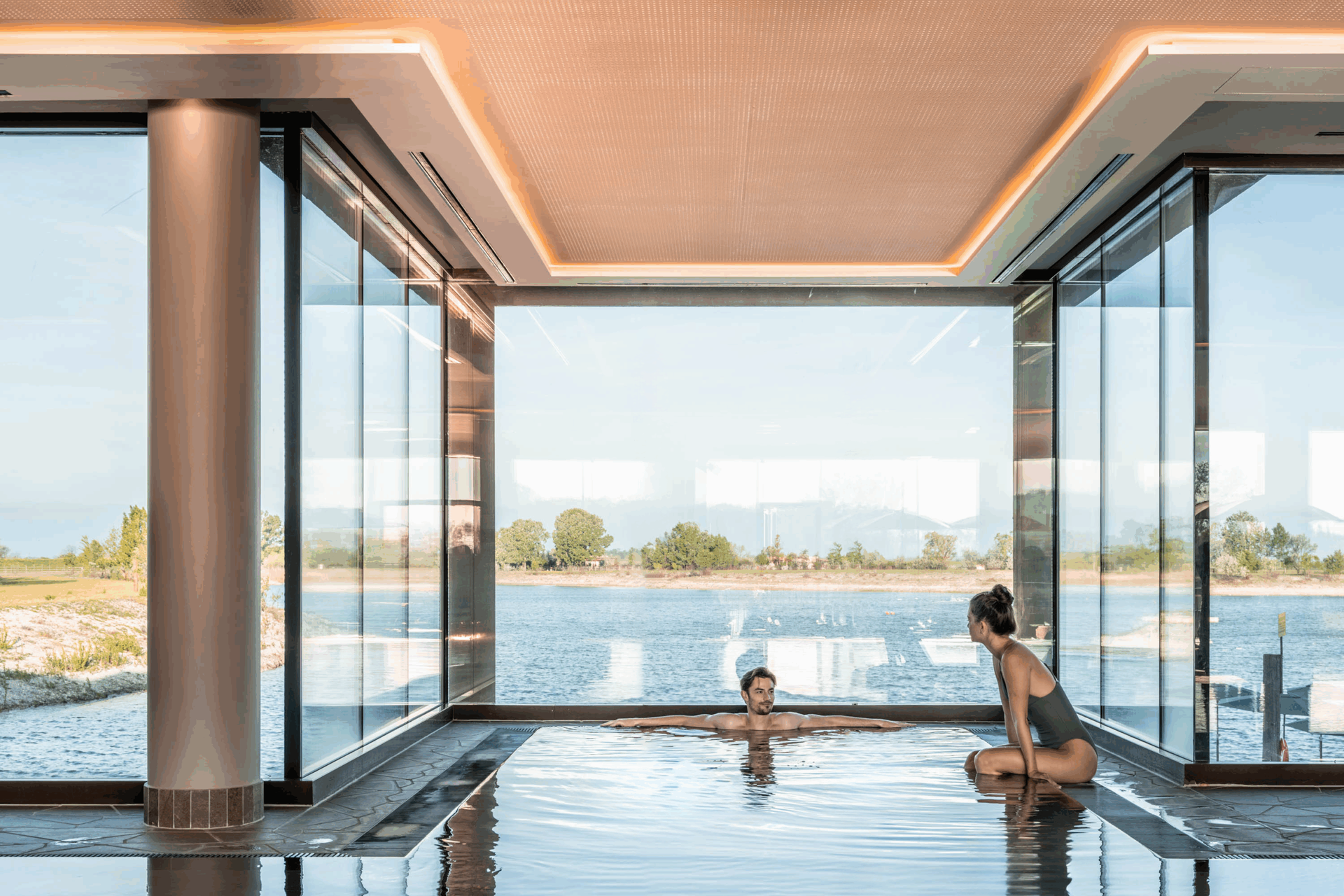 Zwei Personen sind im Pool vom See-Spa der St. Martins Therme & Lodge
