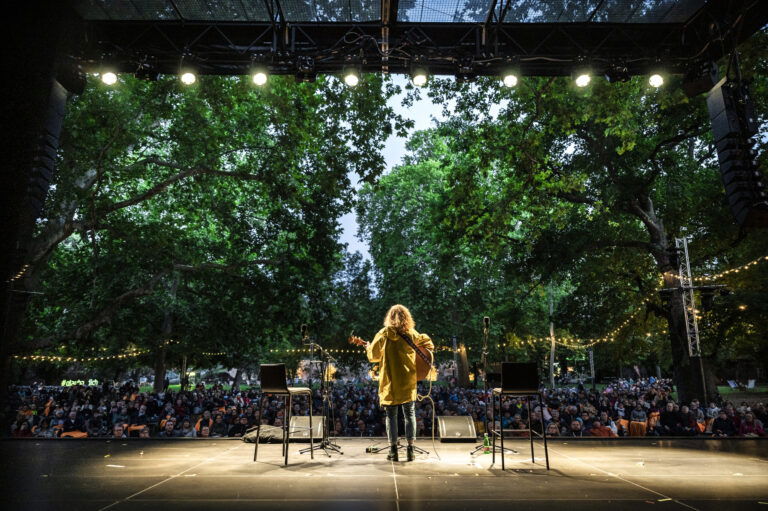 Eine Outdoor-Bühne in Wien: Theater im Park im Wiener Schwarzenberggarten, 1030