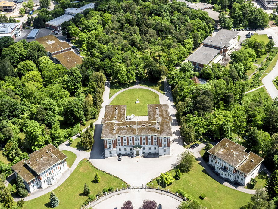 Landesklinikum Mauer in Niederösterreich aus der Vogelperspektive